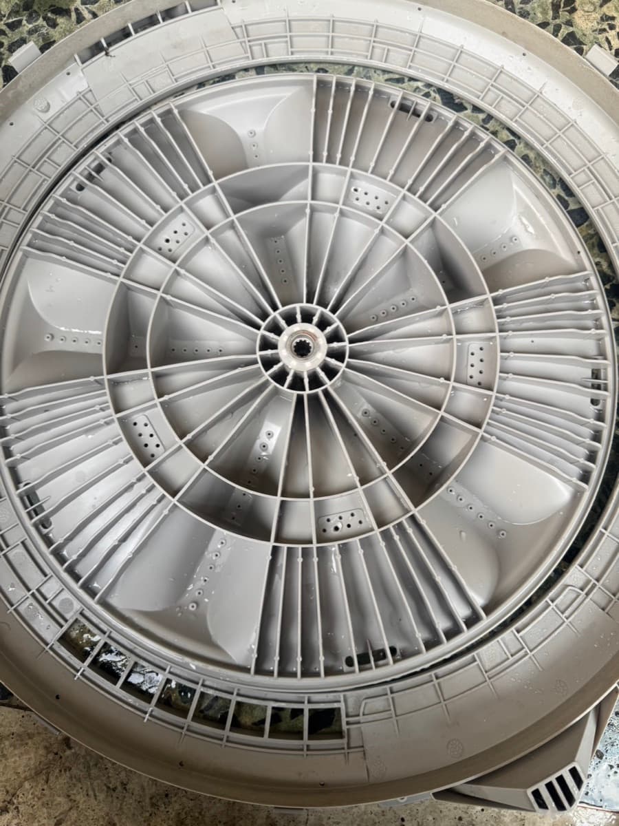 高雄社福機構直立式洗衣機清洗｜共用洗衣機拆洗，波輪重新洗到亮白 清洗後