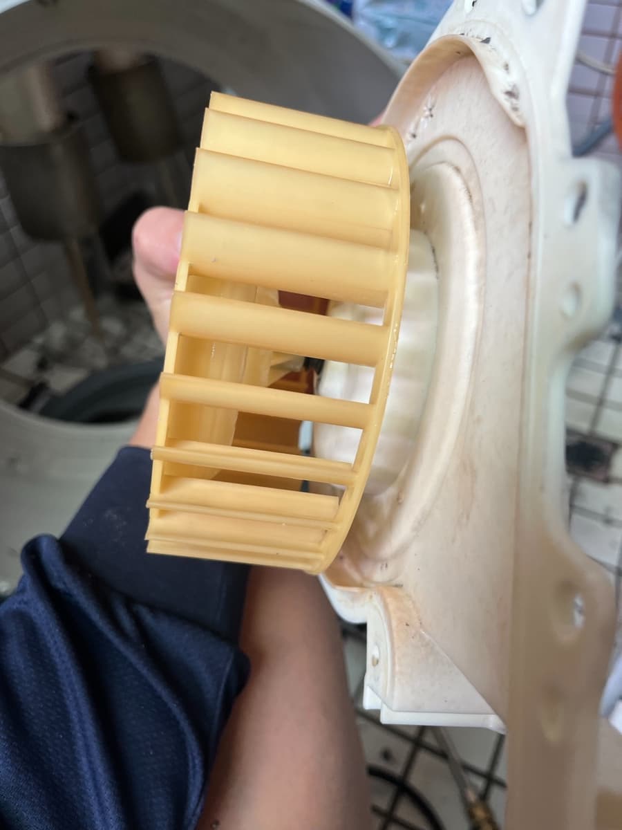 高雄滾筒洗衣機清洗｜送風風扇卡滿深層積塵，拆開才看得到本來的米黃色 現場照片 1