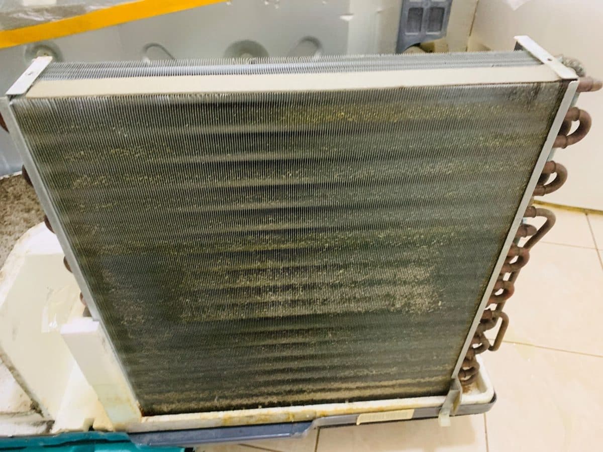 高雄鳳山區窗型冷氣清洗｜多年只洗濾網，風輪與鰭片全機拆洗 現場照片 1