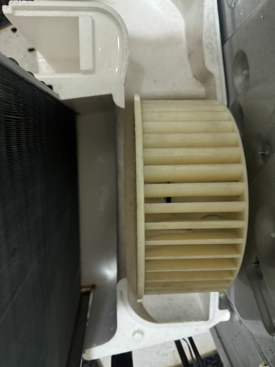 高雄日立變頻窗型冷氣清洗|風輪積塵、鰭片發黑、底盤生鏽一次處理 清洗後