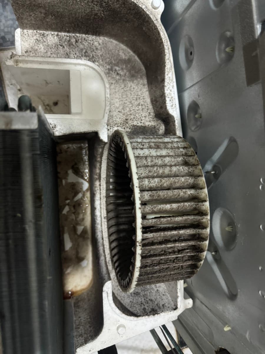 高雄日立變頻窗型冷氣清洗|風輪積塵、鰭片發黑、底盤生鏽一次處理 清洗前