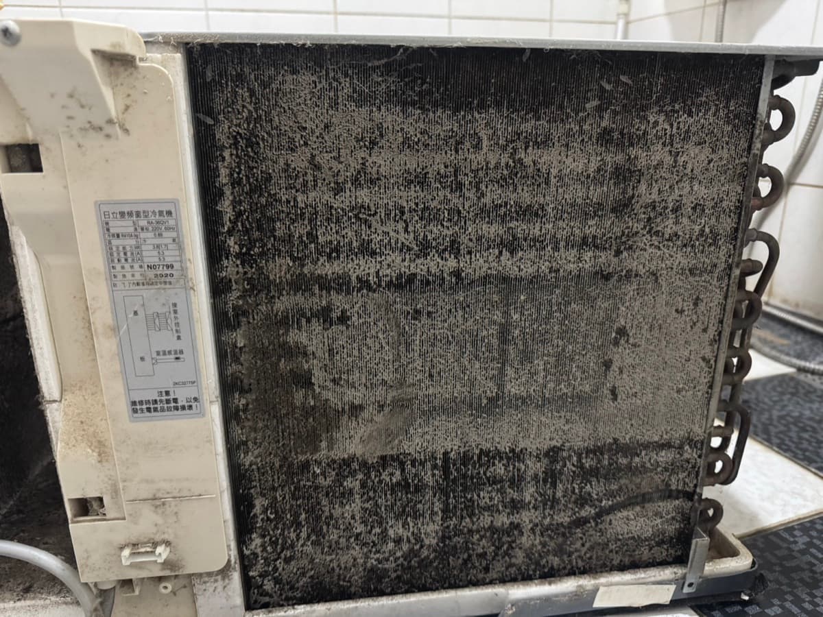 高雄日立變頻窗型冷氣清洗|風輪積塵、鰭片發黑、底盤生鏽一次處理 現場照片 1