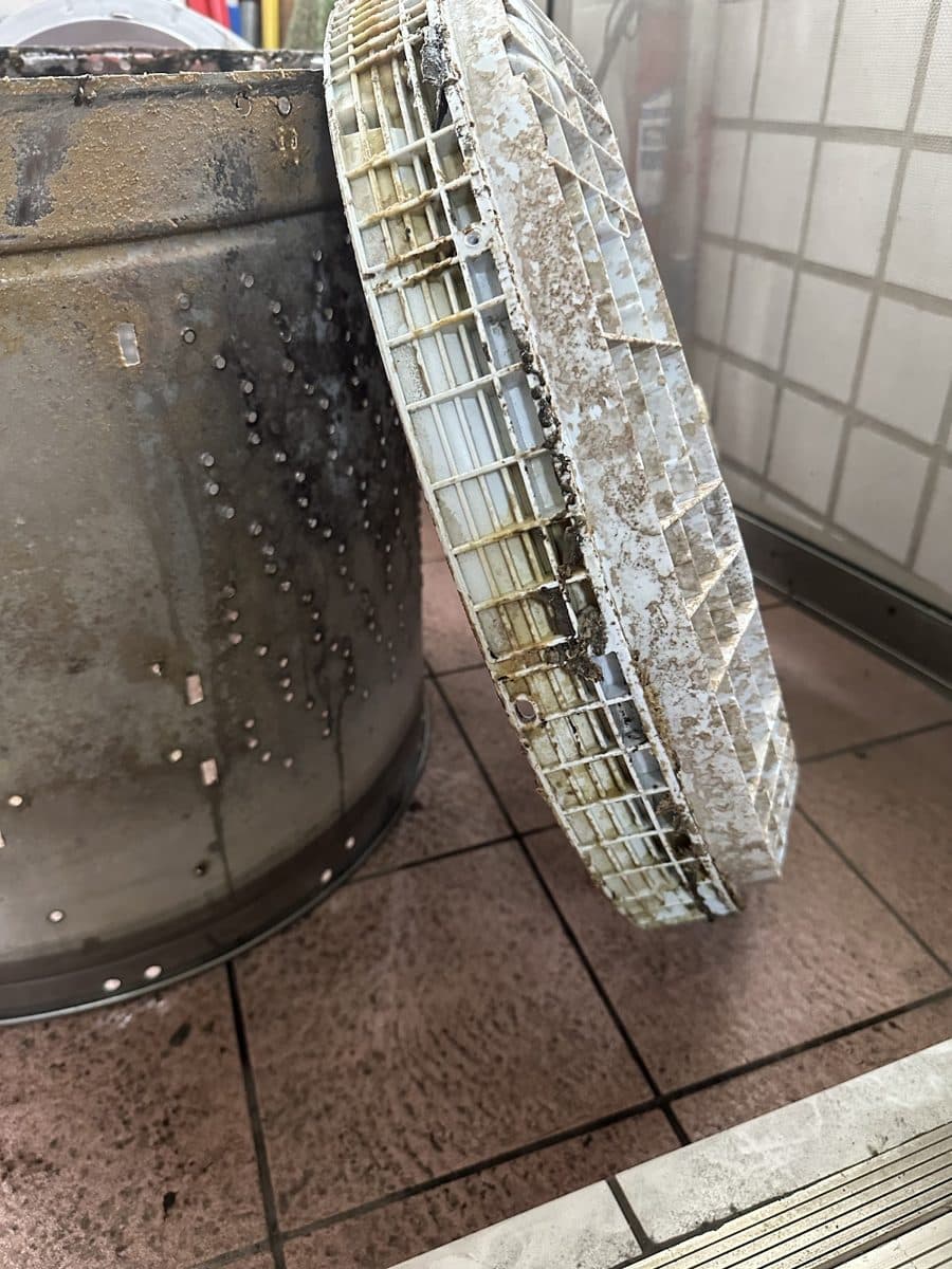 台南永康區直立式洗衣機清洗|內槽拆出來才知道有多髒 現場照片 1