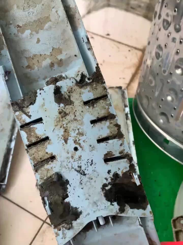 台南永康區直立式洗衣機清洗|內槽拆出來才知道有多髒 現場照片 4